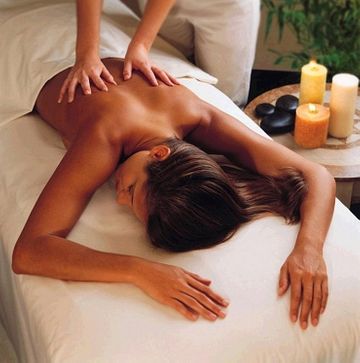 Nova Estética mujer en secion de masaje 