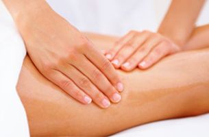 Nova Estética masaje en la pierna 